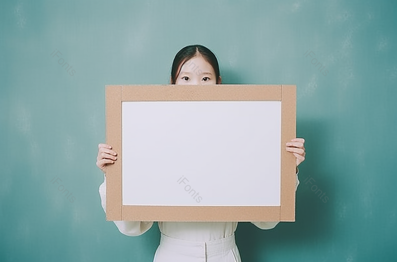 微笑的女孩持有一个空白框架在绿色背景上,高清,摄影图,摄影图片,图片大全,摄影图免费下载